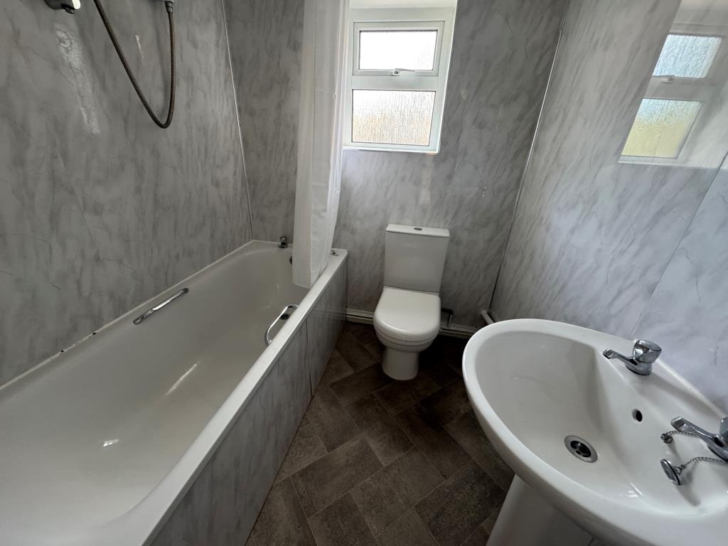 Lot: 182 - TWO-BEDROOM MID-TERRACE COTTAGE IN VILLAGE LOCATION - Bathroom